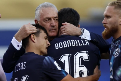 Mundial 2026: Gustavo Alfaro, DT de Paraguay, abraza a los suyos tras dejar en el camino a Alemania.