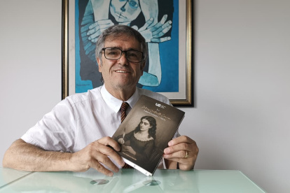 Simón Valdivieso, escritor e investigador, presena su obra 'Yo, Dolores Veintimilla Carrión, libre pensadora y poeta'.
