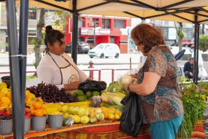 Mercado con productos de la Agricultura Familiar Campesina.