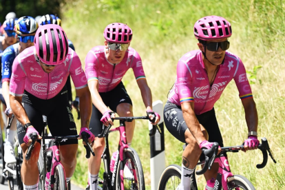 Richard Carapaz junto a sus compañeros del EF Education-EasyPost durante el Tour de Suiza.