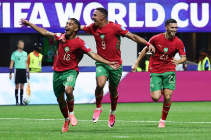 Gessime Yassine de Marruecos (izq.) celebra con su compañero Soufiane Rahimi tras marcar un gol en el Mundial 2026