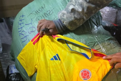 Pacas de camisetas decomisadas por la SENAE.
