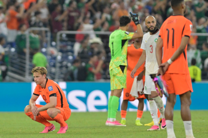 Jugadores de Países Bajos se lamentan este lunes, al terminar un partido de los dieciseisavos de final del Mundial de la FIFA 2026
