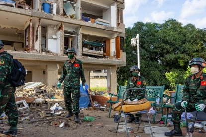 Rescatistas de Vietnam realizan labores de búsqueda de sobrevivientes a los terremotos, este martes en Catia La mar, La Guaira (Venezuela).