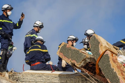 La Guaira, el epicentro de la devastación, rescatistas de todo el mundo trabajan contrareloj para buscar supervivientes de la tragedia.