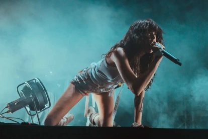 Cara Delevingne en un concierto con su nueva música