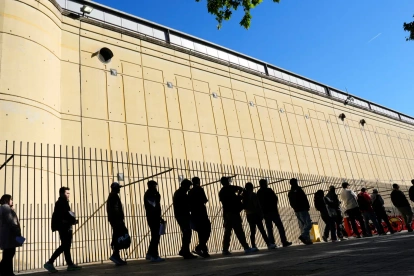 Inmigrantes haciendo fila en Barcelona para presentar su documentación ante el proceso de regularización puesto en marcha por el Gobierno español.