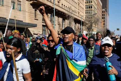 Miembros de la comunidad zulú durante una jornada de movilizaciones del movimiento nacional antiinmigración en Johannesburgo (Sudáfrica) este 30 de junio de 2026.