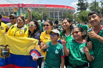 Hinchas de Ecuador y México comparten entusiasmo afuera del estadio capitalino antes del partido.