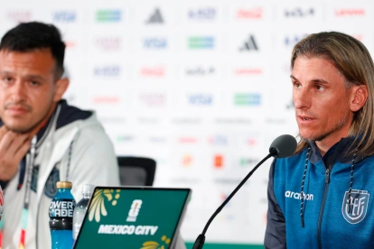 El técnico de la Tri responde en rueda de prensa en Ciudad de México, previo al duelo con México.