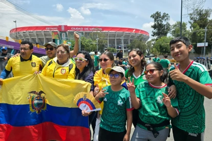 Aficionados de Ecuador y México posan previo a un partido de dieciseisavos de final del Mundial de la FIFA 2026 este martes, en Ciudad de México (México).