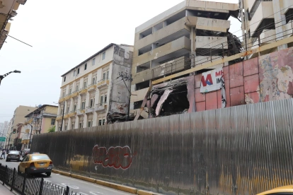 Tras el incendio de febrero del 2026, el edificio del Multicomercio se volvió centro de inseguridad en el extremo sur de la Bahía.