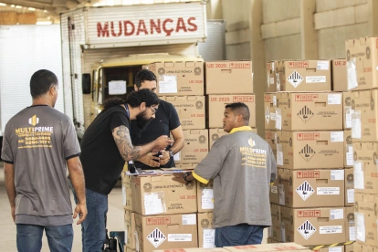 Cuatro trabajadores en Brasil despachan una cajas.