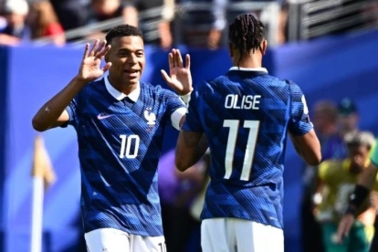 Kylian Mbappé celebró sus goles con Olise en el Francia 3 Suecia 0.