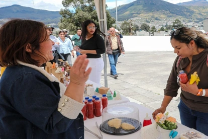 Jóvenes Emprendedores de la Casa Sin Fronteras recibieron un capital semilla gracias a empresa privada y ONG.