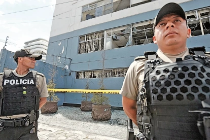 Hecho. Tras las detonaciones en el edificio de la Arcom en Quito, la Policía encontró los panfletos amenazantes.