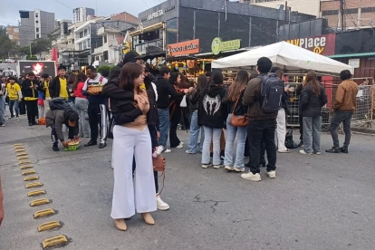 Decenas de aficionados se reunieron en la pileta del centro de Loja para alentar a la selección ecuatoriana durante el partido frente a México.