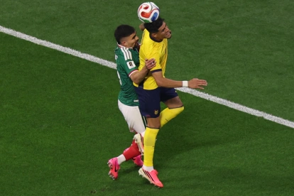 México vs. Ecuador en el Mundial 2026: el ecuatoriano Piero Hincapié pelea por el balón.