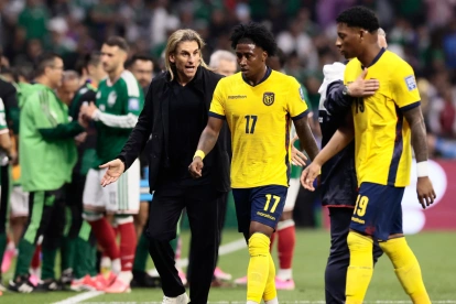 Mundial 2026: Sebastián Beccacece da indicaciones a Angelo Preciado, de Ecuador, ante México.