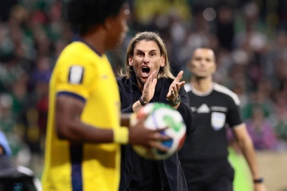 Sebastián Beccacece, DT de Ecuador en el Mundial 2026, da indicaciones en el partido contra México.