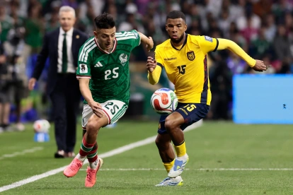 Pedro Vite (d), mediocampista de Ecuador, en la marca a un jugador de México, en el Mundial 2026.