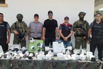 En el lugar se encontraron 28 cámaras de videovigilancia instaladas de manera clandestina en postes de alumbrado público