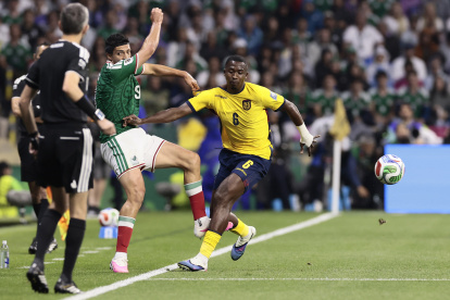 Raúl Jiménez (i) de México disputan el balón con Willian Pacho de Ecuador por los dieciseisavos de final de la FIFA 2026 en el estadio Azteca.