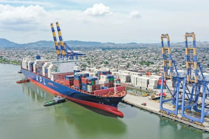 Potenciar a Guayaquil no como centro sino como eje de un amplio territorio con el fin de convertirla en una ciudad global, pasa por ampliar y mejorar sus dos núcleos de interacción: su puerto y su aeropuerto.