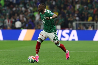 Julián Quiñones conduce el balón con la camiseta de México durante el Mundial 2026.
