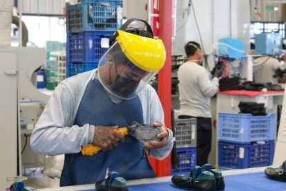 Un trabajador cumple con su jornada laboral en una fábrica.