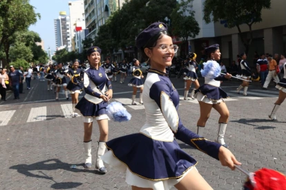 Las bastoneras dieron el toque de alegría en el desfile que recorrió el bulevar 9 de Octubre y la avenida Malecón, en el centro de Guayaquil.