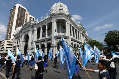 Las autoridades salieron al balcón del Municipio de Guayaquil para apreciar el desfile estudiantil a su paso por la avenida Malecón.