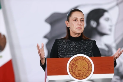 La presidenta de México, Claudia Sheinbaum, habla durante una rueda de prensa este miércoles, en Palacio Nacional de la Ciudad de México (México).