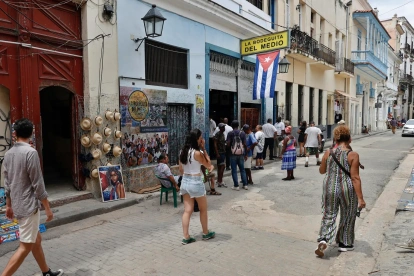 Fotografía del 6 de junio de 2026 de personas caminando frente al bar y restaurante 'La Bodeguita del Medio' en La Habana (Cuba).