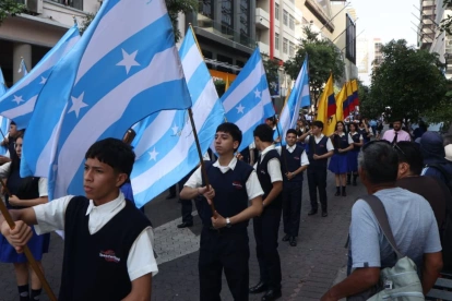 Estudiantes participaron del desfile con el que se iniciaron los festejos por los 491 años del proceso fundacional de Guayaquil.