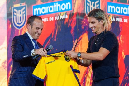 Francisco Egas (i) junto a Sebastián Beccacece en la presentación de la camiseta de la selección de Ecuador.