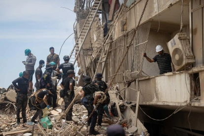 Rescatistas trabajan entre los escombros en Catia La Mar durante las labores de búsqueda tras los terremotos.