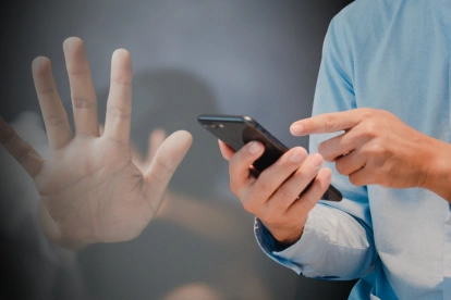 Referencial.Un usuario interactúa con su teléfono en medio de las críticas a TikTok por el uso indebido de la plataforma.