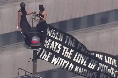 Ivan 'Vanya' Beerkus y Angela Nikolau escalaron sin autorización la antena del Empire State Building, desplegaron una pancarta a favor de la paz y, antes de ser detenidos, protagonizaron una propuesta de matrimonio a más de 400 metros de altura.
