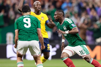 Julián Quiñones destacó con gol y asistencia en la victoria 2-0 de México ante Ecuador.