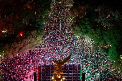 Aficionados celebran en el Ángel de la Independencia tras la victoria de México sobre Ecuador en el Mundial 2026.