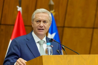 Fotografía cedida por el Senado de Paraguay que muestra al presidente de Chile, José Antonio Kast, en Asunción (Paraguay).