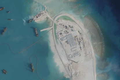 Pekín y Hanói avanzando posiciones lejos del ruido diplomático mediante la creación de islas artificiales.