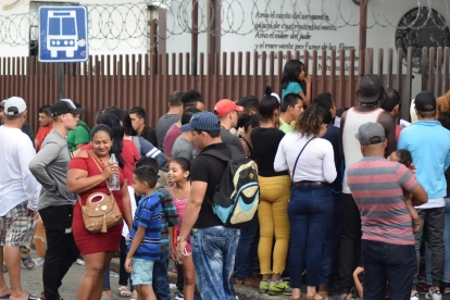 Fotografía de archivo en la que se captó a un grupo de migrantes cubanos en Tapachula, (México).