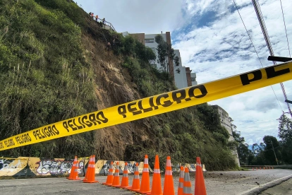 Construcción del muro de hormigón en la antigua vía a Nayón para estabilizar el talud afectado.