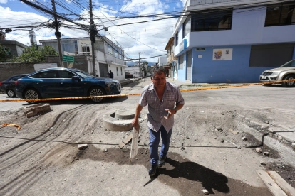 Situación. Calle García Moreno, de cuatro cuadras, conecta al parque central de Cumbayá, luce sin asfalto, maquinaria detenida y calles llenas de polvo.