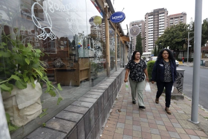 Tipos. En la calle Juan Rodríguez hay una gran presencia de cajas de cristal.