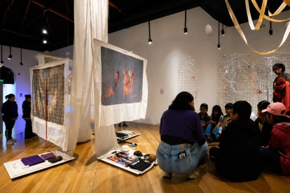 Familias, niños y jóvenes encuentran en el Centro de Arte Contemporáneo un espacio para recorrer, aprender, crear y disfrutar del arte durante el verano.