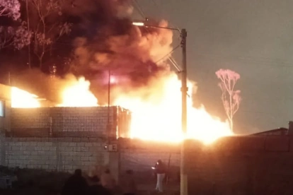 El siniestro se originó en una fábrica de cobijas, donde se almacenaban materiales altamente inflamables.
