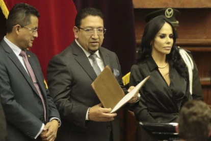 El expresidente de la Asamblea Virgilio Saquicela, mintió al Registro Oficial y le envió para que publique unos textos dizque reformatorios a la ley de competencia que nunca habían sido en verdad aprobados.